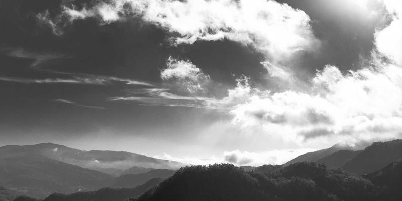 蒸汽波美学下的云端交响：基于开源技术的多云网络互联架构设计与成本优化